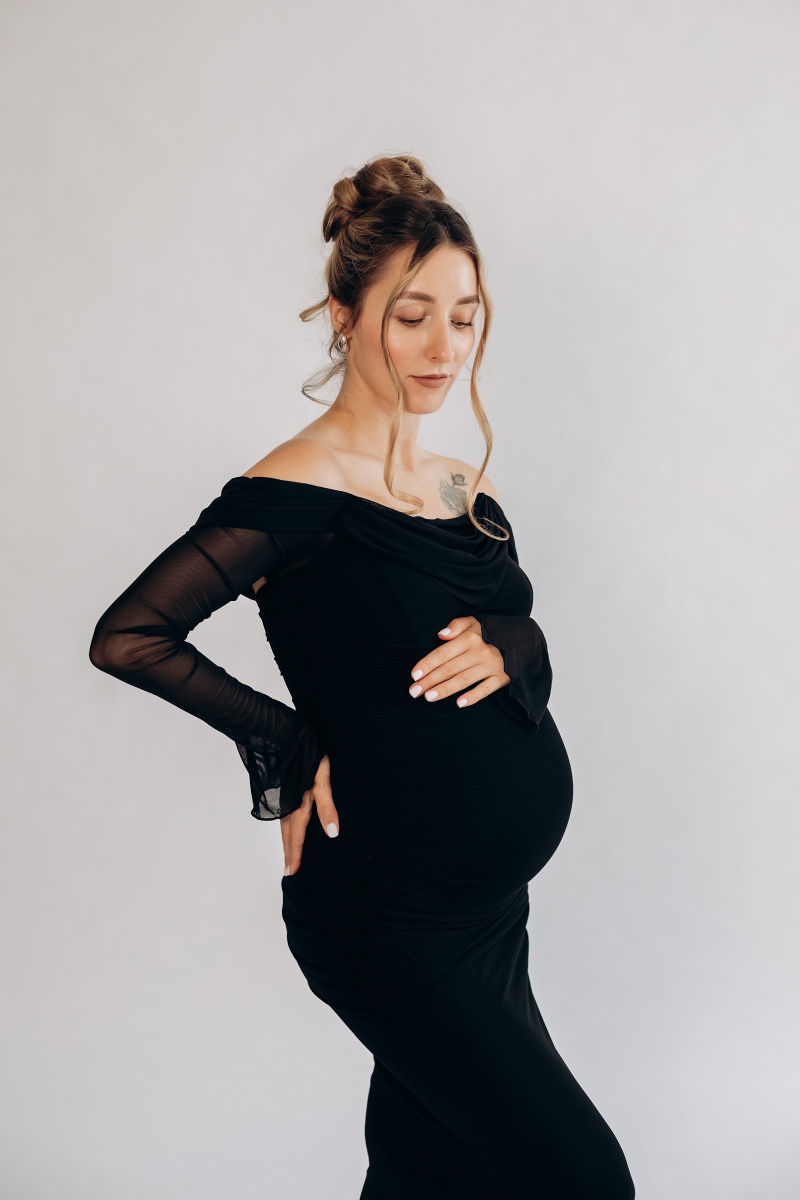 Elegant maternity portrait — Pittsburgh maternity photography by Valeria Badiu